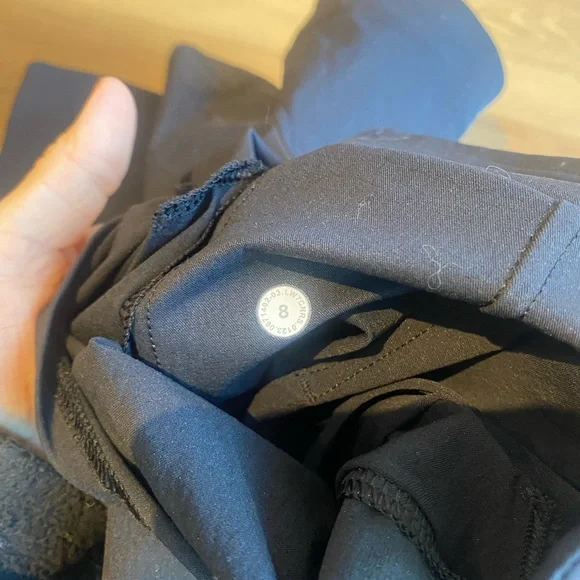 Lululemon super high rise cargo short black size 8 - Picture 4 of 4